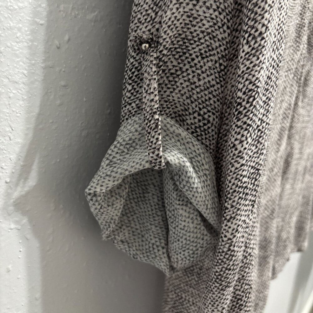 Grand & Greene Rayon Roll Tab Sleeve V-Neck Blouse Gray Black Print 1X - Picture 5 of 13